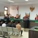 Suasana sidang perdana kasus tewasnya mahasiswa IAIN Sultan Amai Gorontalo yang menghadirkan lima terdakwa di Pengadilan Negeri Gorontalo, Senin (6/5/2024).(F. Sari/gopos)