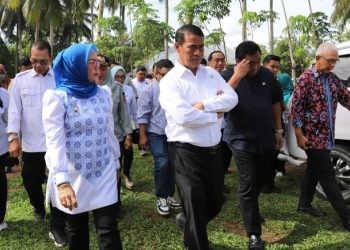 Menteri Pertanian Amran Sulaiman didampingi Wakil Ketua DPR RI Rachmat Gobel dan Bupati Merlan S. Uloli saat kunjungan kerja di Kabupaten Bone Bolango, Kamis (30/5/2024). (Foto Adit/Prokopim)
