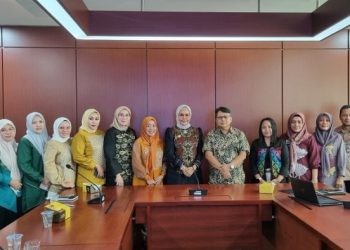 Bupati Merlan S. Uloli bersama para pimpinan OPD saat foto bersama usai melakukan audiensi dengan Direktorat Regional II Kementerian PPN/Bappenas RI, Senin (13/5/2024). (F.Istimewa)