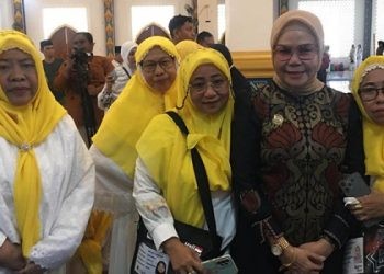 Bupati Merlan S. Uloli saat melepas pemberangkatan jemaah haji Kabupaten Bone Bolango di Masjid Baitul Haq Islamic Center, Minggu (19/5/2024). (Foto Indra/Gopos)