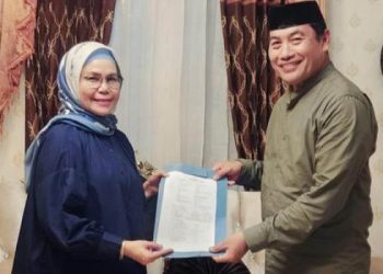 Ketua DPC PKB Bone Bolango, Iwan Bau saat menyerahkan dukungan kepada Merlan S. Uloli untuk maju pada Pilkada 2024. (Foto Istimewa)