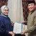 Ketua DPC PKB Bone Bolango, Iwan Bau saat menyerahkan dukungan kepada Merlan S. Uloli untuk maju pada Pilkada 2024. (Foto Istimewa)