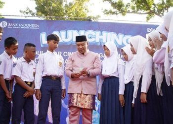 Kepala Perwakilan BI Provinsi Gorontalo, Dian Nugraha, menjelaskan tentang Rupiah kepada pelajar dalam peluncuran Modul Ajar CBP Rupiah SD-SMP se-Kota Gorontalo, Kamis (2/5/2024).(Dok Putra/Humas BI Gorontalo)