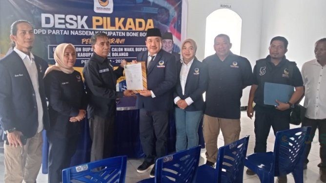Sekretaris DPD Partai NasDem Bone Bolango Halid Tangahu resmi mendaftar di partai NasDem, Rabu (1/5/2024). (F. Putra/gopos)