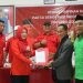 Ketua DPW PPP Gorontalo Nelson Pomalingo saat mengantarkan berkas pendaftaran bakal calon Gubernur Gorontalo di kantor DPD PDIP Gorontalo, Senin (13/5/2024).(F. Abin/gopos)