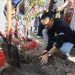 Bupati Gorontalo Nelson Pomalingo saat melakukan penanaman pohon dalam program penghijauan di Kecamatan Isimu, Ahad (12/5/2024).