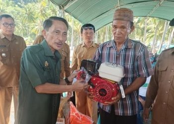 Bupati Gorontalo Nelson Pomalingo saat menyerahkan bantuan perikanan secara simbolis untuk tiga kecamatan, Selasa (14/5/2024).(F. Abin/gopos)