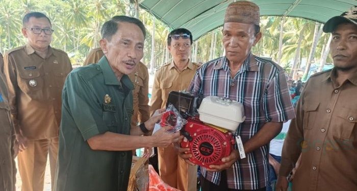 Bupati Gorontalo Nelson Pomalingo saat menyerahkan bantuan perikanan secara simbolis untuk tiga kecamatan, Selasa (14/5/2024).(F. Abin/gopos)