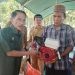 Bupati Gorontalo Nelson Pomalingo saat menyerahkan bantuan perikanan secara simbolis untuk tiga kecamatan, Selasa (14/5/2024).(F. Abin/gopos)