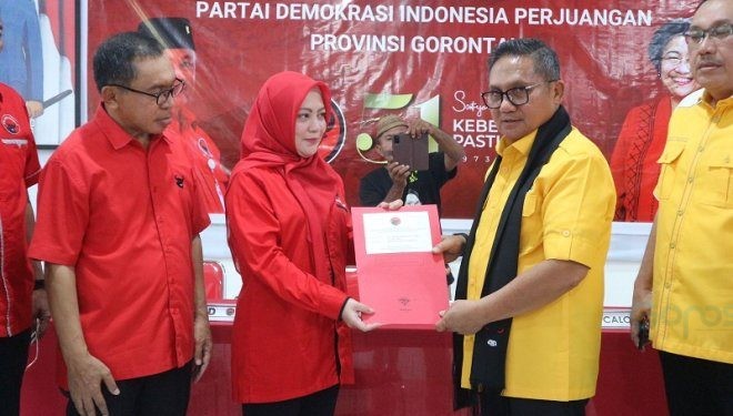 Marten Taha saat mendaftarkan penjaringan di DPD PDIP Provinsi Gorontalo, Jumat (17/5/2024).(F. Abin/Gopos)