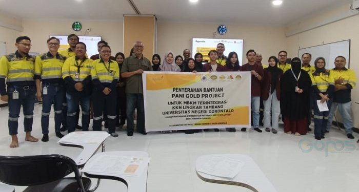 Direktur Utama PT Gorontalo Sejahtera Mining (GSM) dan PT Puncak Emas Tani Sejahtera (PETS) Boyke Abidin bersama mahasiswa KKN Universitas Negeri Gorontalo. *(Foto/UNG)