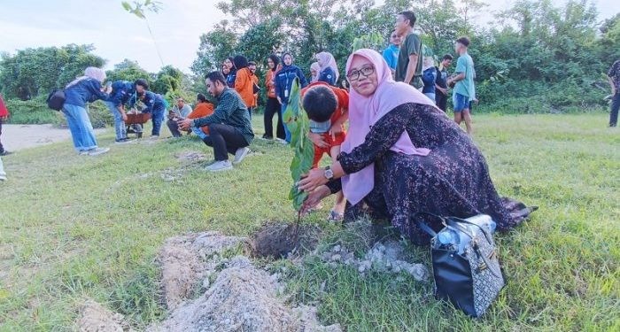Aktivitas mahasiswa KKN UNG bersama Pani Gold Project sedang melakukan penghijauan sempadan sungai di Desa Buntulia Tengah, Buntulia, Pohuwato.