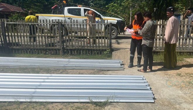 Bantuan material untuk pembangunan Masjid Nurul Iman di Desa Hulawa Kecamatan Buntulia diserahkan oleh Pani Gold Project, belum lama ini.(F. Yusuf/Gopos)