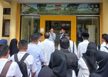 Ketua KPU Kota Gorontalo, Muhamamd Fadly Thaib, memberikan arahan pada pelaksanaan seleksi tertulis calon anggota PPK di SMK Negeri 1 pada 6 Mei 2024.