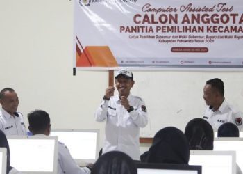 Ketua KPU Pohuwato, Firman Ikhwan, memberikan sambutan ujian seleksi ujian tertulis, berlangsung di SMA 1 Marisa, Senin (06/05/2024).(Foto Yusuf/Gopos)