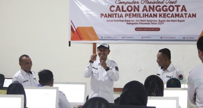 Ketua KPU Pohuwato, Firman Ikhwan, memberikan sambutan ujian seleksi ujian tertulis, berlangsung di SMA 1 Marisa, Senin (06/05/2024).(Foto Yusuf/Gopos)
