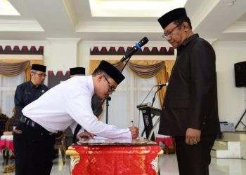Plh Gubernur Gorontalo Sofian Ibrahim saat menyaksikan penandatanganan berita acara usai melantik PPPK fungsional guru, Selasa (14/5/2024). (Foto – Haris)