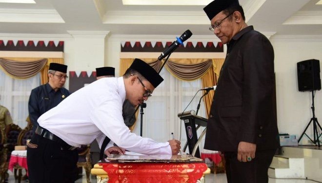 Plh Gubernur Gorontalo Sofian Ibrahim saat menyaksikan penandatanganan berita acara usai melantik PPPK fungsional guru, Selasa (14/5/2024). (Foto – Haris)