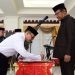 Plh Gubernur Gorontalo Sofian Ibrahim saat menyaksikan penandatanganan berita acara usai melantik PPPK fungsional guru, Selasa (14/5/2024). (Foto – Haris)