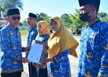 Bupati Pohuwato Saipul A Mbuinga saat menyerahkan SK perjanjian kontrak kepada perwakilan 555 PPPK di Kabupaten Pohuwato, Senin (20/5/2024).(F. Yusuf/gopos)
