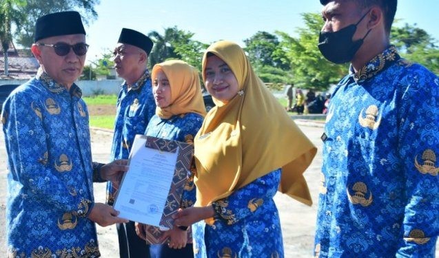 Bupati Pohuwato Saipul A Mbuinga saat menyerahkan SK perjanjian kontrak kepada perwakilan 555 PPPK di Kabupaten Pohuwato, Senin (20/5/2024).(F. Yusuf/gopos)