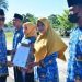 Bupati Pohuwato Saipul A Mbuinga saat menyerahkan SK perjanjian kontrak kepada perwakilan 555 PPPK di Kabupaten Pohuwato, Senin (20/5/2024).(F. Yusuf/gopos)