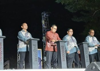 Pj Gubernur Gorontalo, Ismail Pakaya bersama Ketua  KPU Provinsi Gorontalo, Fadliyanto Koem (tengah) bersama anggota KPU (kiri ke kanan: Opan Hamzah,  Hendrik Imran, Sophian Rahmola, dan Risan Pakaya),  meluncurkan tahapan Pilkada 2024, Rabu (1/5/2024)
