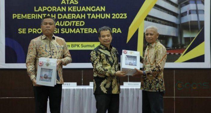 Bupati Asahan Surya (kanan) ketima menerima LHP atas LKPD Pemkab Asahan tahun 2023 dari BPK Perwakilan Provinsi Sumatera Utara, Jumat (17/5/2024).