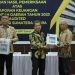 Bupati Asahan Surya (kanan) ketima menerima LHP atas LKPD Pemkab Asahan tahun 2023 dari BPK Perwakilan Provinsi Sumatera Utara, Jumat (17/5/2024).
