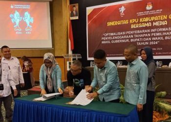 Penandatangan nota kesepahaman antara Ketua KPU Kabupaten Gorontalo, Roy Harmain, bersama perwakilan pimpinan media massa, Kamis (23/5/2024)