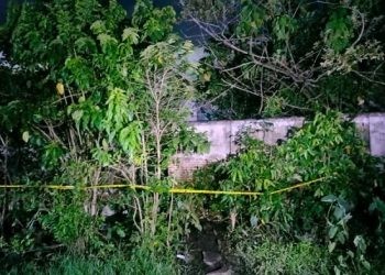 Lokasi penemuan mayat yang dipasang garis polisi tepatnya di belakang rumah tua kompleks Dealer Astra Daihatsu Kelurahan Tamulobutao, Kecamatan Dungingi, Kota Gorontalo, Jumat (24/5/2024). (Foto Putra/gopos)