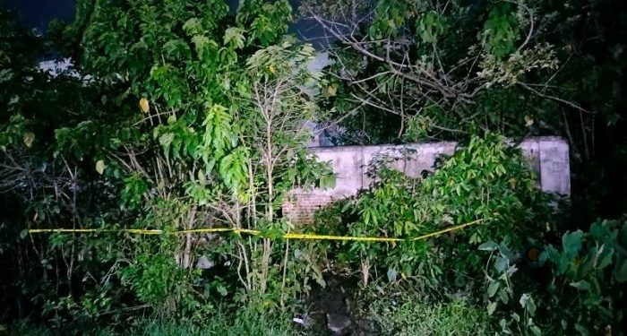 Lokasi penemuan mayat yang dipasang garis polisi tepatnya di belakang rumah tua kompleks Dealer Astra Daihatsu Kelurahan Tamulobutao, Kecamatan Dungingi, Kota Gorontalo, Jumat (24/5/2024). (Foto Putra/gopos)