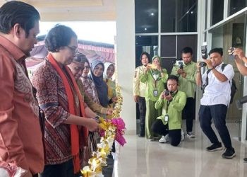 Sekjen Kemendikbud Ristek, Suharti, menggunting pita menandai peresmian gedung baru kampus UBM Gorontalo, Rabu (8/5/2024).