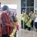 Sekjen Kemendikbud Ristek, Suharti, menggunting pita menandai peresmian gedung baru kampus UBM Gorontalo, Rabu (8/5/2024).