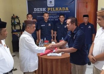 Koordinator Dewan Penasehat DPC Gerindra Pohuwato Yusuf Giasi saat mengantar berkas bakal calon bupati Saipul Mbuinga di DPD NasDem Pohuwato, Selasa (7/5/2024).(F. Yusuf/Gopos)