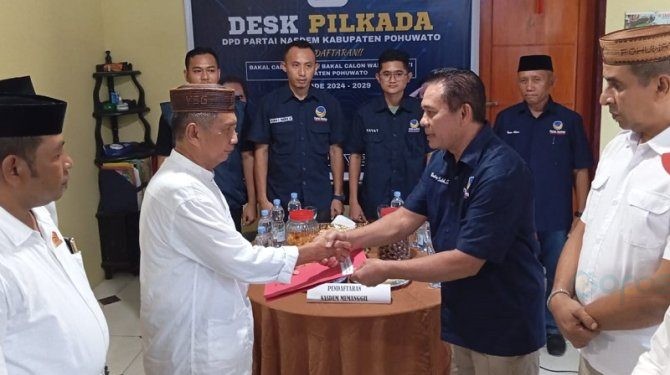 Koordinator Dewan Penasehat DPC Gerindra Pohuwato Yusuf Giasi saat mengantar berkas bakal calon bupati Saipul Mbuinga di DPD NasDem Pohuwato, Selasa (7/5/2024).(F. Yusuf/Gopos)