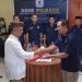 Koordinator Dewan Penasehat DPC Gerindra Pohuwato Yusuf Giasi saat mengantar berkas bakal calon bupati Saipul Mbuinga di DPD NasDem Pohuwato, Selasa (7/5/2024).(F. Yusuf/Gopos)