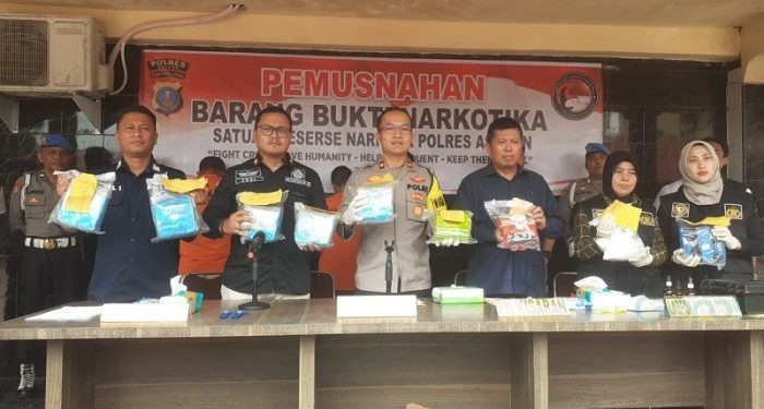 Konferensi pers pemusnahan barang bukti narkoba jenis sabu di Polres Asahan, Selasa (28/5/2024)