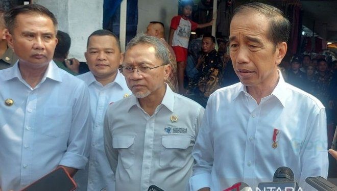 Presiden Joko Widodo saat menyampaikan keterangan usai meninjau fluktuasi harga pangan di Pasar Baru Karawang, Jawa Barat, Rabu (8/5/2024). ANTARA/Andi Firdaus/aa.