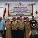 Ketua dan Anggota KPU Kota Gorontalo berpose bersama petugas penghubung paslon RAMAH dan AIR usai rapat rekapitulasi  hasil vermin syarat dukungan, Jumat (31/5/2024).(rama/gopos)