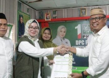 Roni Sampir saat menyampaikan pendaftaran penjaringan cabup Gorontalo di PKB