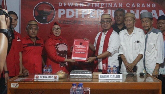 Roni Sampir ketika menyerahkan formulir pendaftaran Bacabup di Sekretariat DPC PDIP Kabupaten Gorontalo, Senin (6/5/2024).(F. Abin/Gopos)