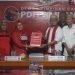 Roni Sampir ketika menyerahkan formulir pendaftaran Bacabup di Sekretariat DPC PDIP Kabupaten Gorontalo, Senin (6/5/2024).(F. Abin/Gopos)