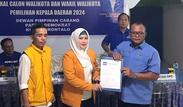 Tim pemenangan Ryan Kono saat mendaftarkan berkas pendaftaran di DPD Partai Demokrat Kota Gorontalo, Senin (13/5/2024).(F. Rama/gopos)