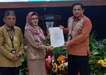 Penyerahan SK Kemendikbud RIstek tentang Izin Prodi Promosi Kesehatan oleh Kepala LLDikti Wilayah XVI, Munawir Sadjali Razak (kanan) kepada Rektor UBM Gorontalo, Titin Dunggio, didampingi Ketua Yayasan Bina Mandiri, Azis Rachman (kiri)