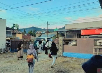 Sejumlah taruni dari SMA Terpadu Wira Bhakti Gorontalo yang melarikan diri dari sekolah, saat berada di rumah salah satu rekannya. (ANTARA/Zulkifli Polimengo)