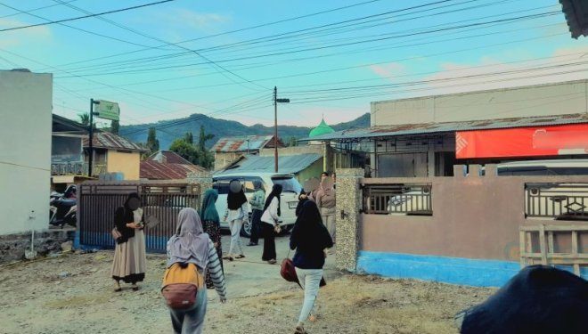 Sejumlah taruni dari SMA Terpadu Wira Bhakti Gorontalo yang melarikan diri dari sekolah, saat berada di rumah salah satu rekannya. (ANTARA/Zulkifli Polimengo)