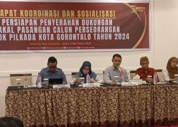 Ketua KPU Kota Gorontalo, Fadly Thaib (tengah) bersama anggota KPU Kota Gorontalo (kanan ke kiri): Siti Anjarwati, Hairudin Polontalo, Sofia Abdullah, serta Ketua Bawaslu Kota Gorontalo, Sukrin S. Thaib, membuka pelaksanaan rapat koordinasi dan sosialisasi penyerahan dukungan calon perseorangan Pilwako Gorontalo 2024, Senin (6/5/2024).(hasan/gopos)