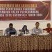 Ketua KPU Kota Gorontalo, Fadly Thaib (tengah) bersama anggota KPU Kota Gorontalo (kanan ke kiri): Siti Anjarwati, Hairudin Polontalo, Sofia Abdullah, serta Ketua Bawaslu Kota Gorontalo, Sukrin S. Thaib, membuka pelaksanaan rapat koordinasi dan sosialisasi penyerahan dukungan calon perseorangan Pilwako Gorontalo 2024, Senin (6/5/2024).(hasan/gopos)