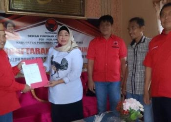 Suharsi Igirisa menyerahkan berkas formulir berkas di DPC PDI-P Pohuwato, Senin (13/05/2024) (Istimewa)